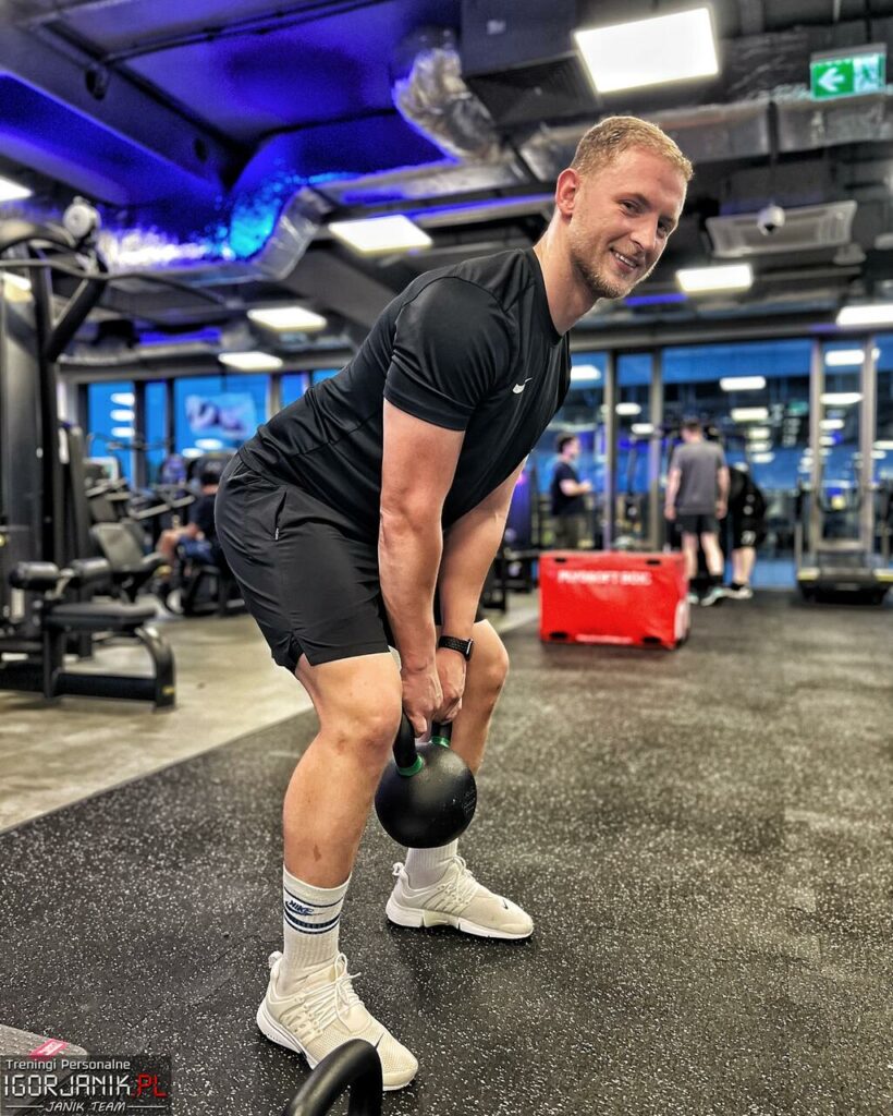 Ćwiczenie z kettlebell podczas treningu personalnego w Gdańsku